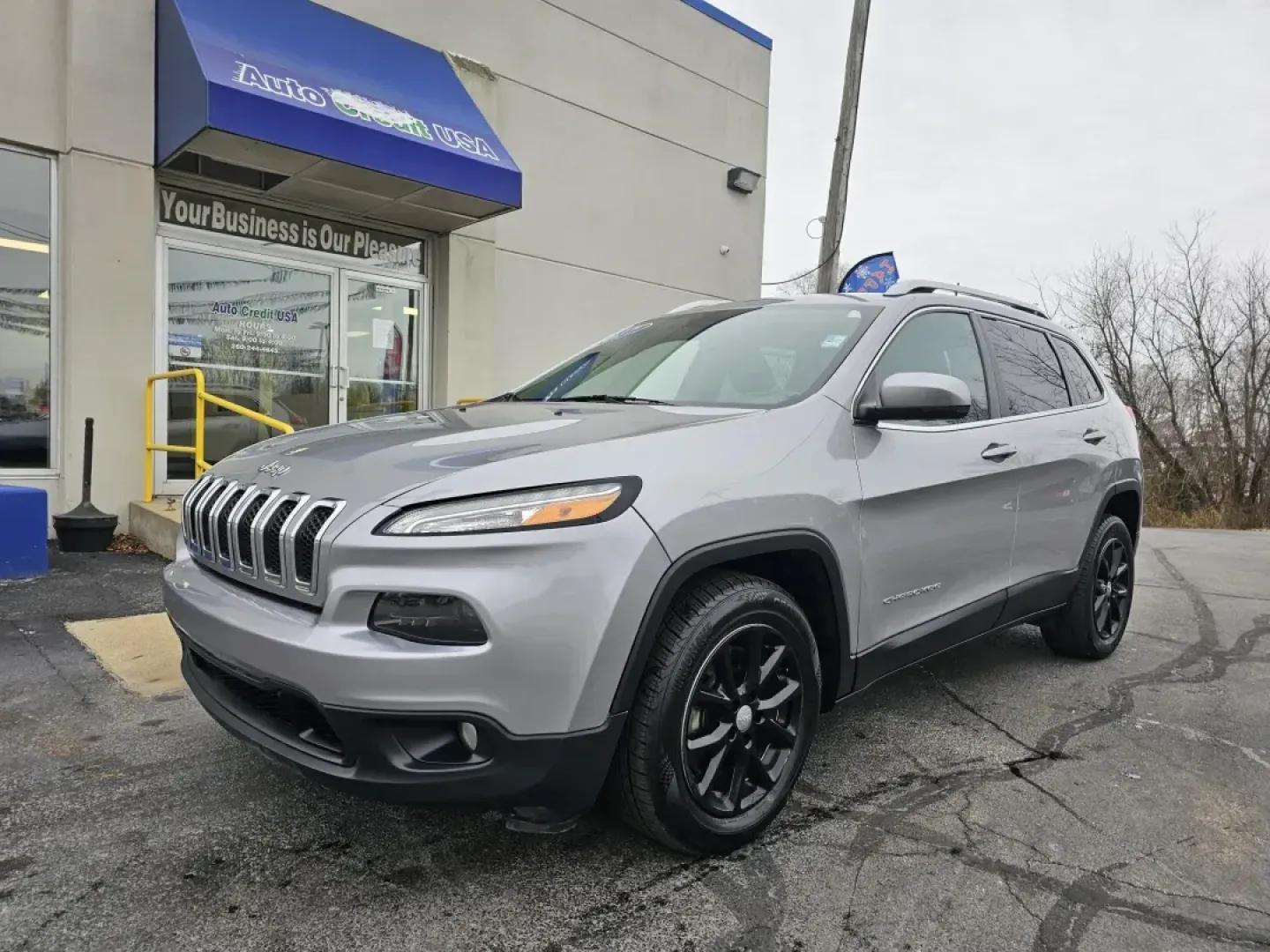 2017 SILVER /Black Jeep CHEROKEE LATITUDE Latitude FWD (1C4PJLCB3HW) with an 2.4L L4 DOHC 16V engine, 9A transmission, located at 502 South Main Street, Columbia City, IN, 46725, (260) 244-4645, 41.151382, -85.490578 - ### Embrace Adventure with the 2017 Jeep Cherokee Latitude at Auto Credit - Indiana!<br /> <br /> Are you ready to elevate your weekend adventures or daily commutes? The 2017 Jeep Cherokee Latitude is the perfect SUV to match your lifestyle, whether you're a growing family, a foodie exploring Fort W - Photo#1