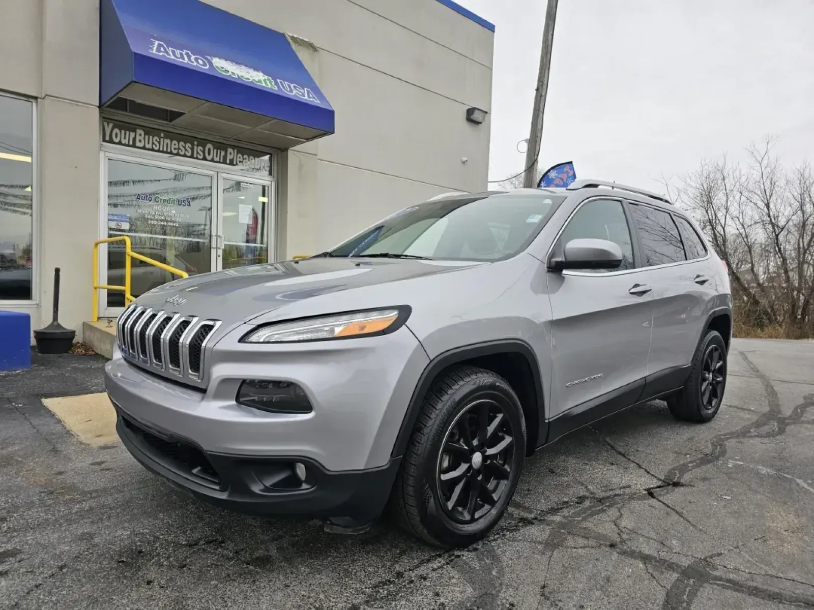 2017 SILVER /Black Jeep CHEROKEE LATITUDE Latitude FWD (1C4PJLCB3HW) with an 2.4L L4 DOHC 16V engine, 9A transmission, located at 502 South Main Street, Columbia City, IN, 46725, (260) 244-4645, 41.151382, -85.490578 - 2017 Jeep CHEROKEE LATITUDE Latitude FWD - Photo#1