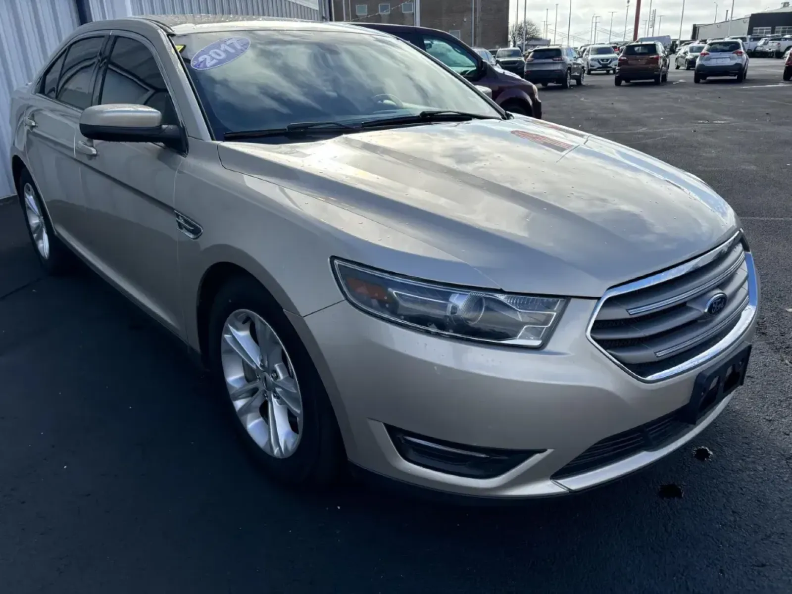 2017 GOLD /Tan Ford TAURUS SEL SEL FWD (1FAHP2E86HG) with an 3.5L V6 DOHC 24V engine, 6A transmission, located at 100 West Coliseum Boulevard, Fort Wayne, IN, 46805, (260) 471-0567, 41.119961, -85.140312 - 2017 Ford TAURUS SEL SEL FWD - Photo#1