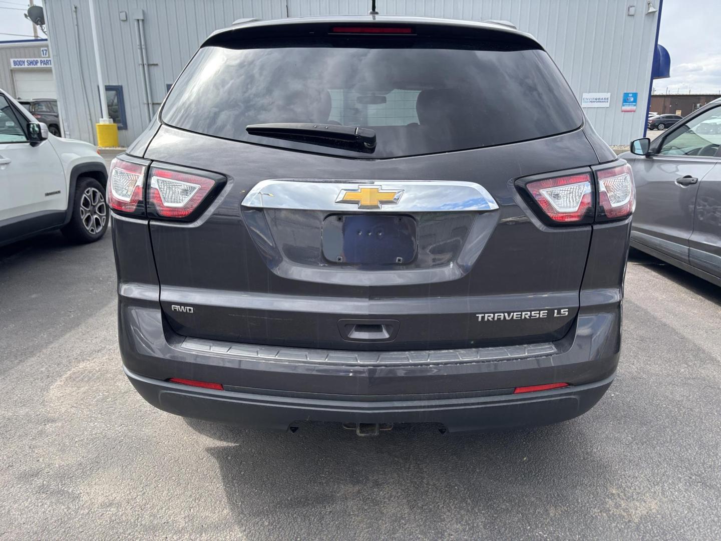 2015 GRAY Chevrolet TRAVERSE LS (1GNKVFED7FJ) with an Other engine, located at 100 West Coliseum Boulevard, Fort Wayne, IN, 46805, (260) 471-0567, 41.119961, -85.140312 - 2015 Chevrolet TRAVERSE LS - Photo#5
