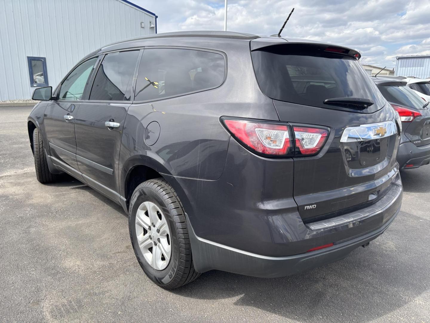 2015 GRAY Chevrolet TRAVERSE LS (1GNKVFED7FJ) with an Other engine, located at 100 West Coliseum Boulevard, Fort Wayne, IN, 46805, (260) 471-0567, 41.119961, -85.140312 - 2015 Chevrolet TRAVERSE LS - Photo#6