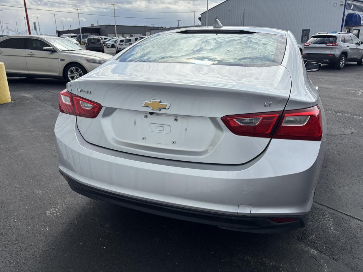 2018 SILVER Chevrolet MALIBU LT (2FL) (1G1ZD5STXJF) with an Other engine, located at 100 West Coliseum Boulevard, Fort Wayne, IN, 46805, (260) 471-0567, 41.119961, -85.140312 - 2018 Chevrolet MALIBU LT (2FL) - Photo#5