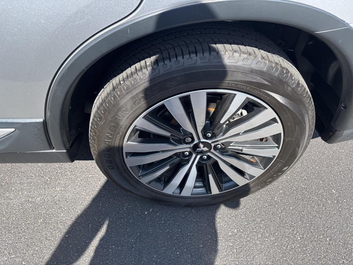 2019 SILVER Mitsubishi OUTLANDER ES (JA4AD2A33KJ) with an Other engine, located at 100 West Coliseum Boulevard, Fort Wayne, IN, 46805, (260) 471-0567, 41.119961, -85.140312 - **Embrace Adventure with the 2019 Mitsubishi Outlander ES A Perfect Fit for Your Lifestyle!**<br /> <br /> Are you searching for a versatile and reliable vehicle that can handle everything from family outings to weekend adventures? Look no further! Introducing the 2019 Mitsubishi Outlander ES, a sp - Photo#8
