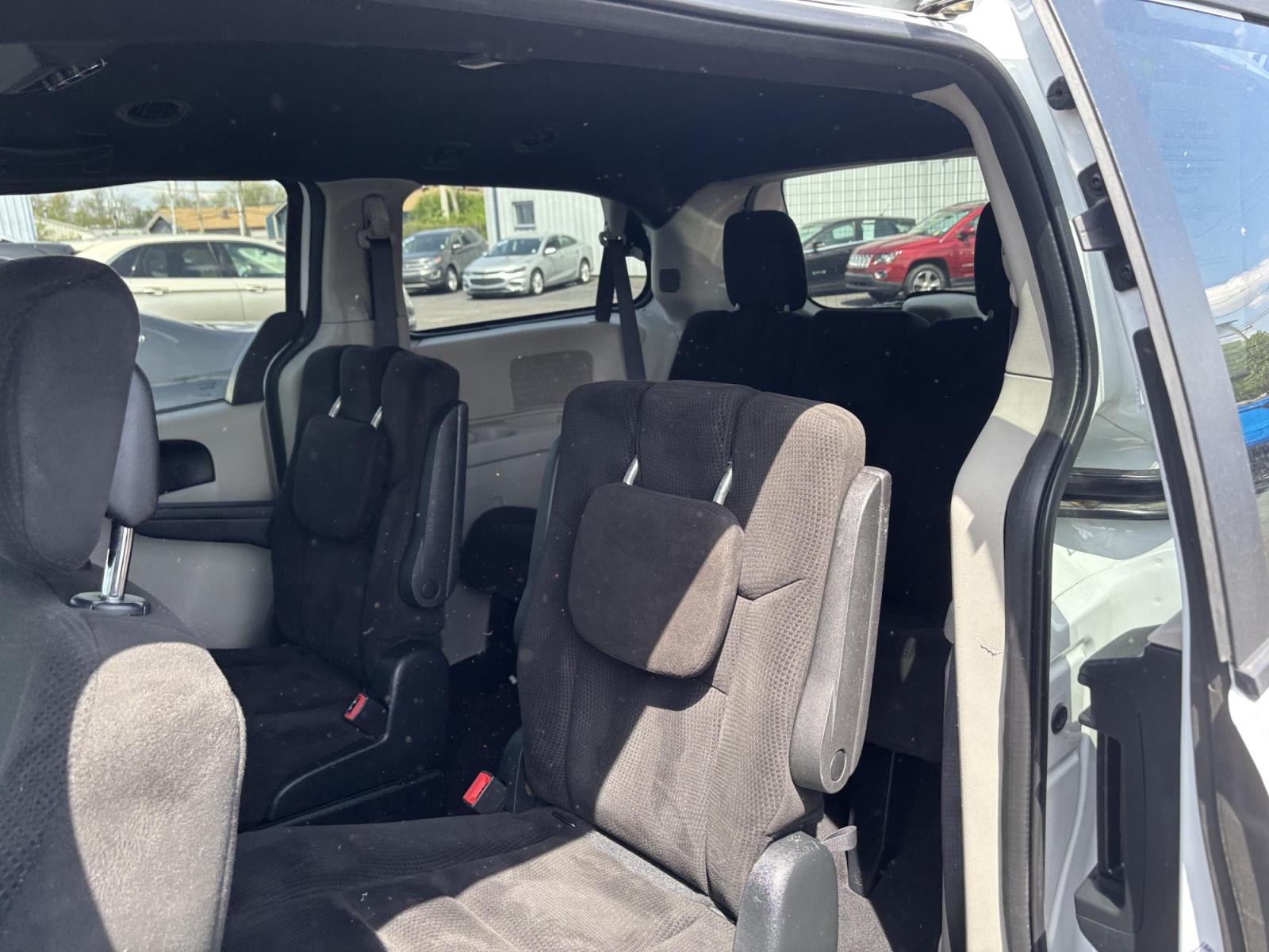 2016 Dodge GRAND CARAVAN SE (2C4RDGBG6GR) with an Other engine, located at 100 West Coliseum Boulevard, Fort Wayne, IN, 46805, (260) 471-0567, 41.119961, -85.140312 - 2016 Dodge GRAND CARAVAN SE - Photo#5