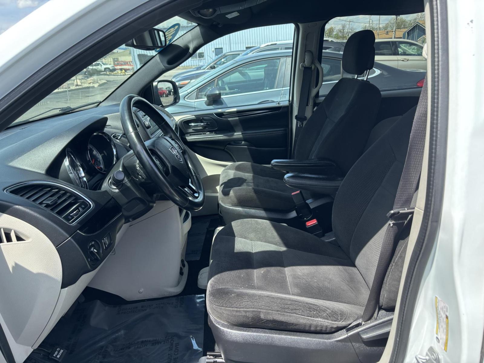 2016 Dodge GRAND CARAVAN SE (2C4RDGBG6GR) with an Other engine, located at 100 West Coliseum Boulevard, Fort Wayne, IN, 46805, (260) 471-0567, 41.119961, -85.140312 - 2016 Dodge GRAND CARAVAN SE - Photo#6