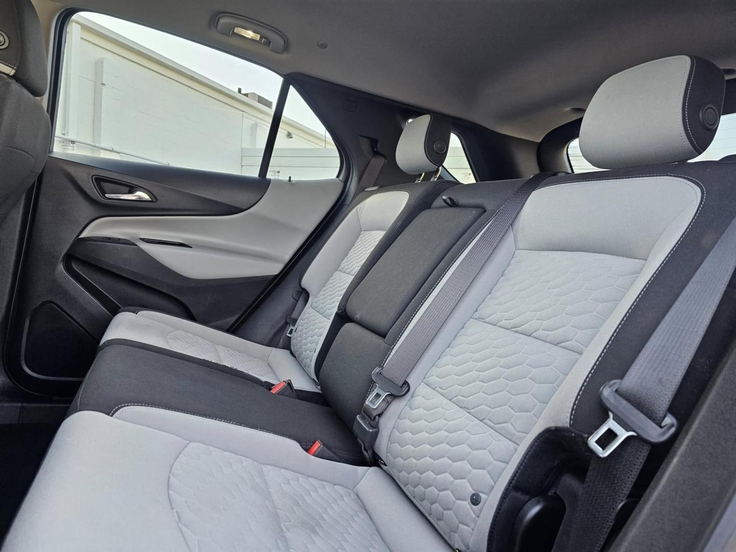 2018 SILVER /GREY /BLACK Chevrolet Equinox LT 2WD (2GNAXJEVXJ6) with an 1.5L L4 DIR DOHC 16V TURBO engine, 6A transmission, located at 502 South Main Street, Columbia City, IN, 46725, (260) 244-4645, 41.151382, -85.490578 - Photo#4