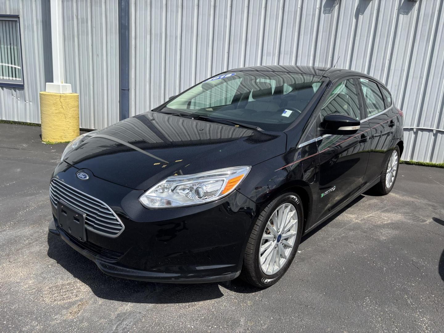 2018 BLACK Ford FOCUS BEV (1FADP3R43JL) with an Other engine, located at 100 West Coliseum Boulevard, Fort Wayne, IN, 46805, (260) 471-0567, 41.119961, -85.140312 - Are you looking for a reliable vehicle that fits seamlessly into your busy lifestyle? Whether you're a commuter navigating the bustling streets of Fort Wayne or a growing family in need of a versatile car, the 2018 Ford Focus BEV is the perfect choice. With its impressive efficiency, spacious interi - Photo#1