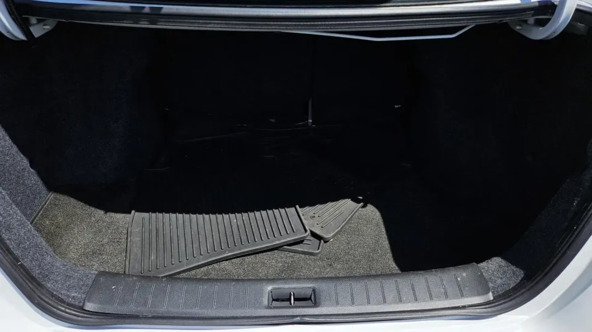 2019 Nissan SENTRA SR; S; SL; SV (3N1AB7AP9KY) with an Other engine, located at 5744 Central Avenue, Toledo, OH, 43615, (419) 724-0130, 41.676781, -83.682137 - 2019 Nissan SENTRA SR; S; SL; SV - Photo#4