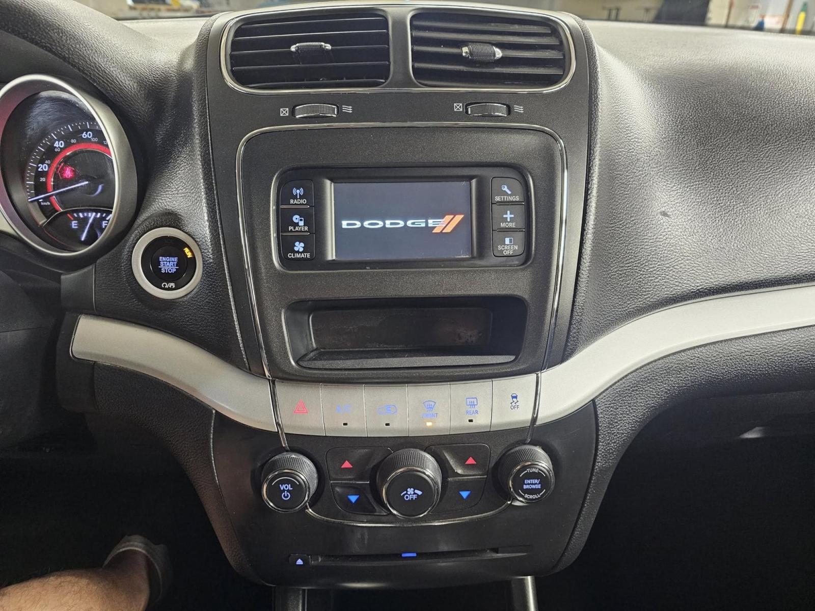 2018 WHITE /BLACK Dodge Journey SE (3C4PDCAB4JT) with an 2.4L L4 DOHC 16V engine, 4A transmission, located at 502 South Main Street, Columbia City, IN, 46725, (260) 244-4645, 41.151382, -85.490578 - Photo#9