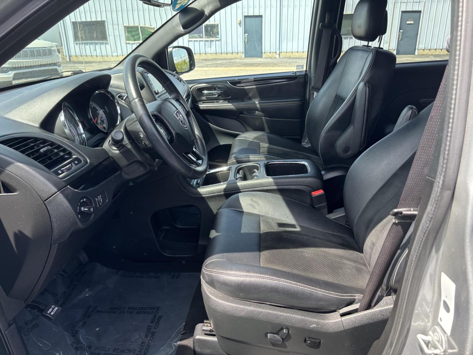2016 Dodge GRAND CARAVAN SXT (2C4RDGCG1GR) with an Other engine, located at 100 West Coliseum Boulevard, Fort Wayne, IN, 46805, (260) 471-0567, 41.119961, -85.140312 - 2016 Dodge GRAND CARAVAN SXT - Photo#4