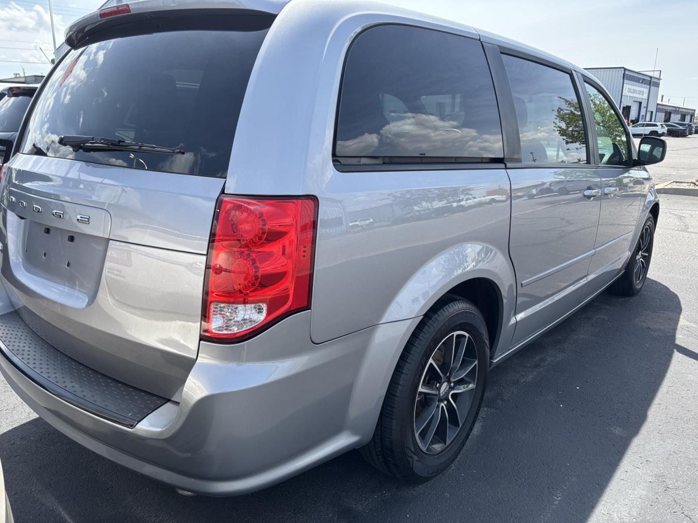 2016 Dodge Grand Caravan (2C4RDGCG1GR) with an Other engine, located at 100 West Coliseum Boulevard, Fort Wayne, IN, 46805, (260) 471-0567, 41.119961, -85.140312 - **Discover Your Next Adventure with the 2016 Dodge Grand Caravan SXT at Auto Credit in Fort Wayne, IN!**<br /> <br /> Are you searching for the perfect family vehicle that combines space, comfort, and reliability? Look no further than the 2016 Dodge Grand Caravan SXT, available now at Auto Credit, y - Photo#3