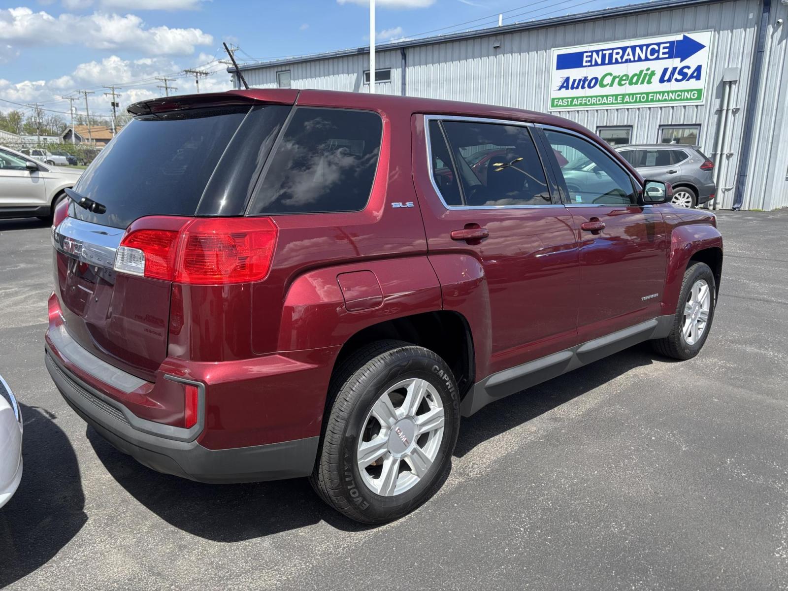2016 RED /Black GMC Terrain SLE1 FWD (2GKALMEK9G6) with an 2.4L L4 DOHC 16V engine, 6A transmission, located at 100 West Coliseum Boulevard, Fort Wayne, IN, 46805, (260) 471-0567, 41.119961, -85.140312 - Photo#3