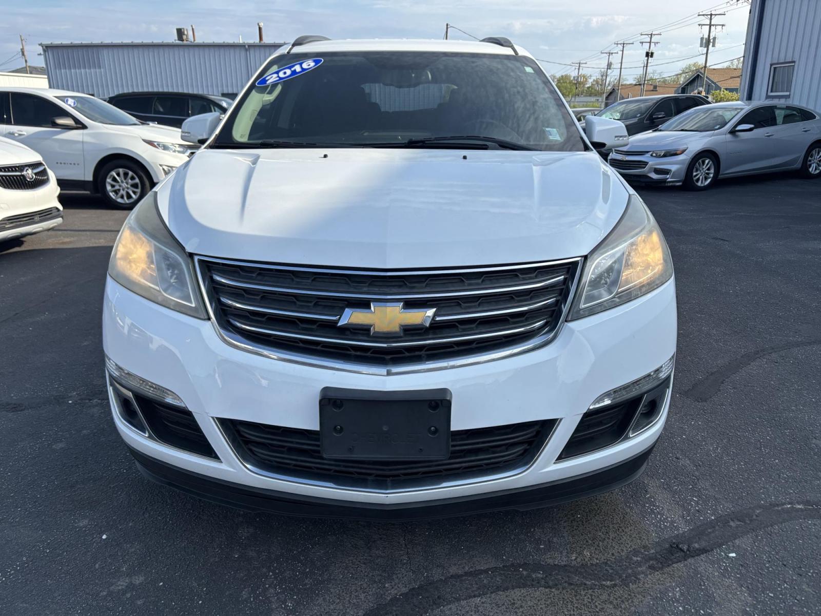 2016 WHITE /black Chevrolet Traverse 2LT FWD (1GNKRHKD0GJ) with an 3.6L V6 DOHC 24V engine, 6-Speed Automatic transmission, located at 100 West Coliseum Boulevard, Fort Wayne, IN, 46805, (260) 471-0567, 41.119961, -85.140312 - Photo#1