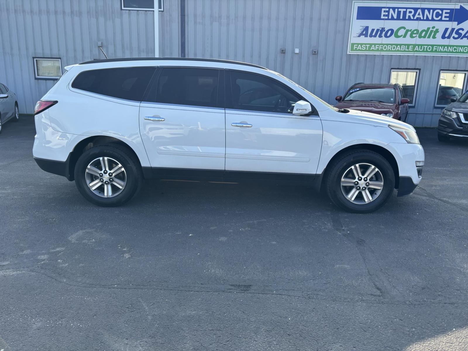 2016 WHITE /black Chevrolet Traverse 2LT FWD (1GNKRHKD0GJ) with an 3.6L V6 DOHC 24V engine, 6-Speed Automatic transmission, located at 100 West Coliseum Boulevard, Fort Wayne, IN, 46805, (260) 471-0567, 41.119961, -85.140312 - Photo#3