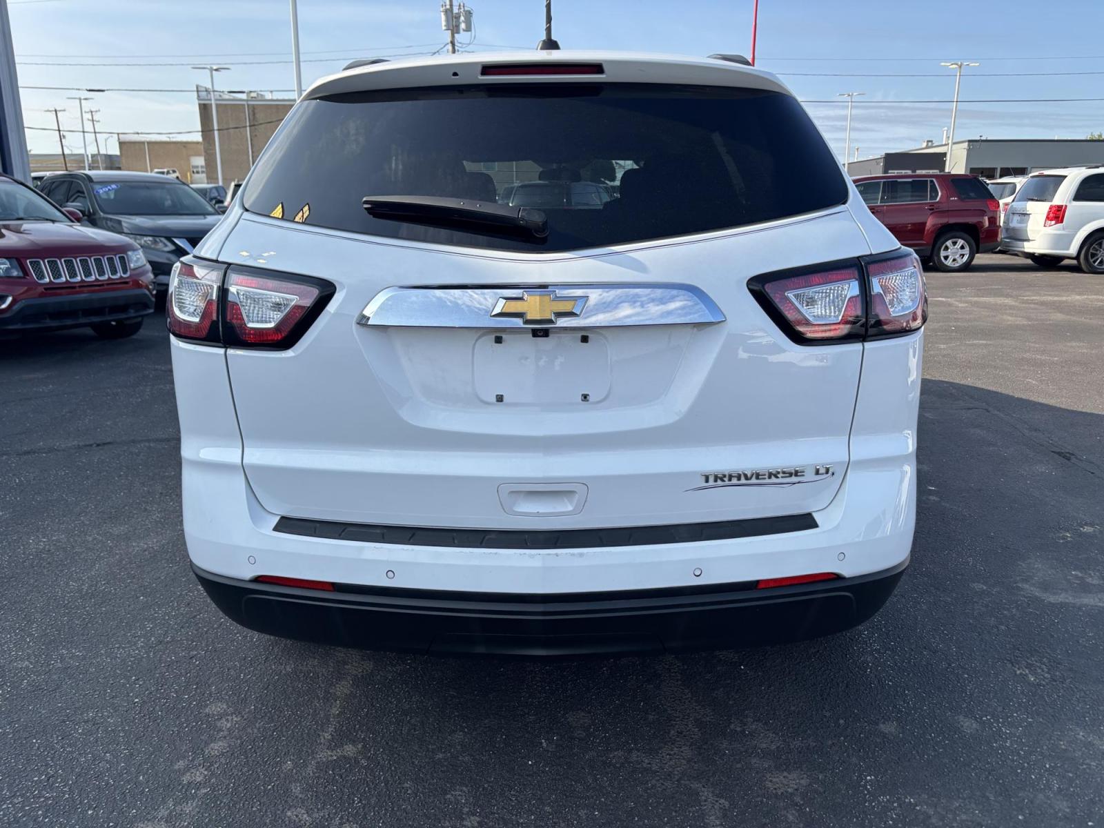 2016 WHITE /black Chevrolet Traverse 2LT FWD (1GNKRHKD0GJ) with an 3.6L V6 DOHC 24V engine, 6-Speed Automatic transmission, located at 100 West Coliseum Boulevard, Fort Wayne, IN, 46805, (260) 471-0567, 41.119961, -85.140312 - Photo#5