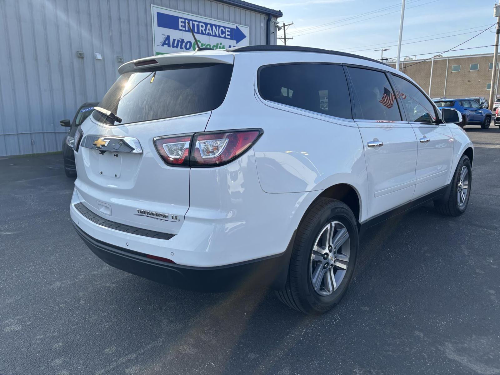 2016 WHITE /black Chevrolet Traverse 2LT FWD (1GNKRHKD0GJ) with an 3.6L V6 DOHC 24V engine, 6-Speed Automatic transmission, located at 100 West Coliseum Boulevard, Fort Wayne, IN, 46805, (260) 471-0567, 41.119961, -85.140312 - Photo#4
