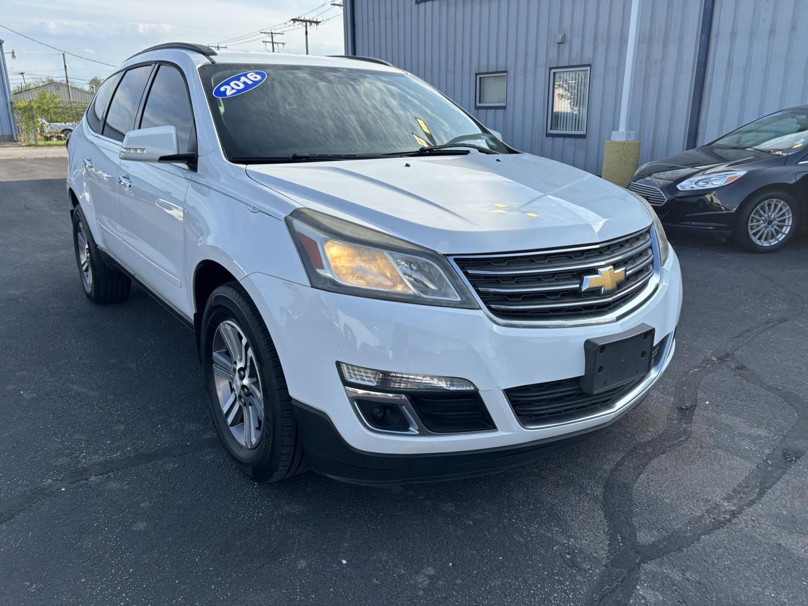 2016 WHITE /black Chevrolet Traverse 2LT FWD (1GNKRHKD0GJ) with an 3.6L V6 DOHC 24V engine, 6-Speed Automatic transmission, located at 100 West Coliseum Boulevard, Fort Wayne, IN, 46805, (260) 471-0567, 41.119961, -85.140312 - Photo#0