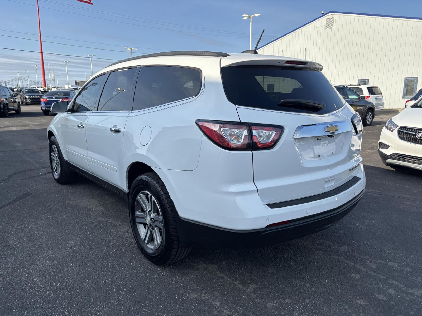 2016 WHITE /black Chevrolet Traverse 2LT FWD (1GNKRHKD0GJ) with an 3.6L V6 DOHC 24V engine, 6-Speed Automatic transmission, located at 100 West Coliseum Boulevard, Fort Wayne, IN, 46805, (260) 471-0567, 41.119961, -85.140312 - Photo#6