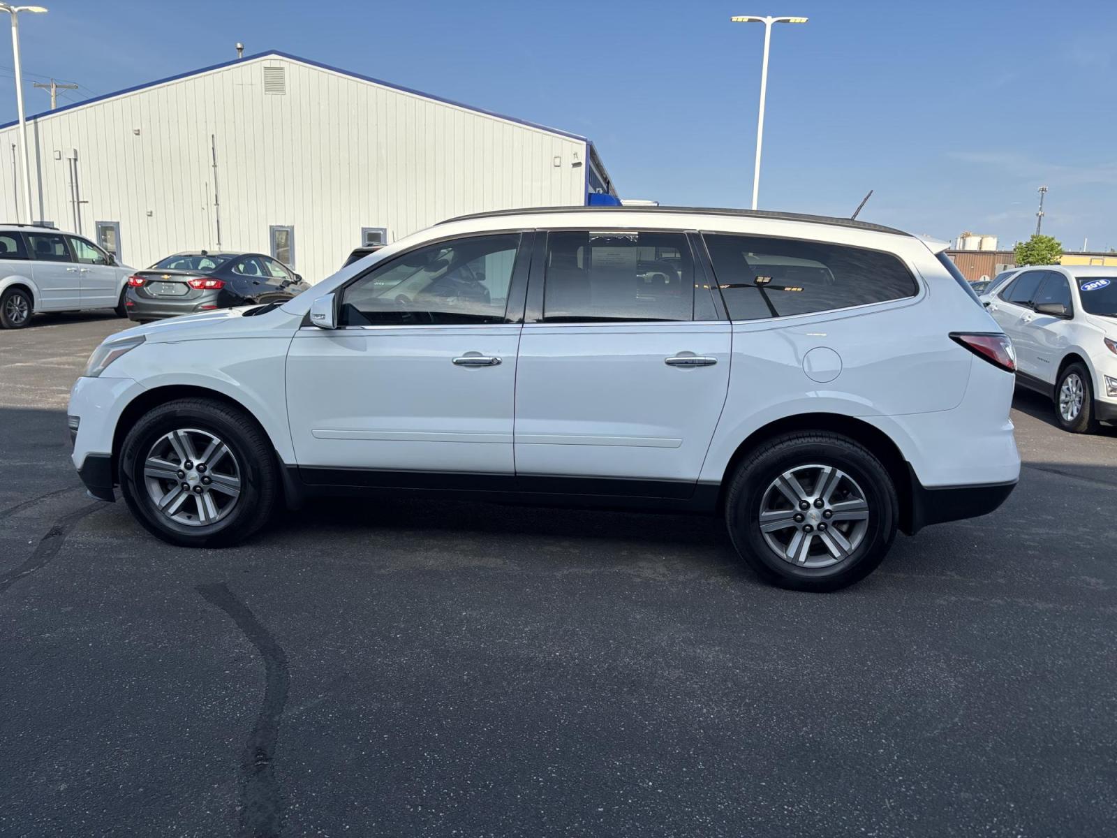 2016 WHITE /black Chevrolet Traverse 2LT FWD (1GNKRHKD0GJ) with an 3.6L V6 DOHC 24V engine, 6-Speed Automatic transmission, located at 100 West Coliseum Boulevard, Fort Wayne, IN, 46805, (260) 471-0567, 41.119961, -85.140312 - Photo#7