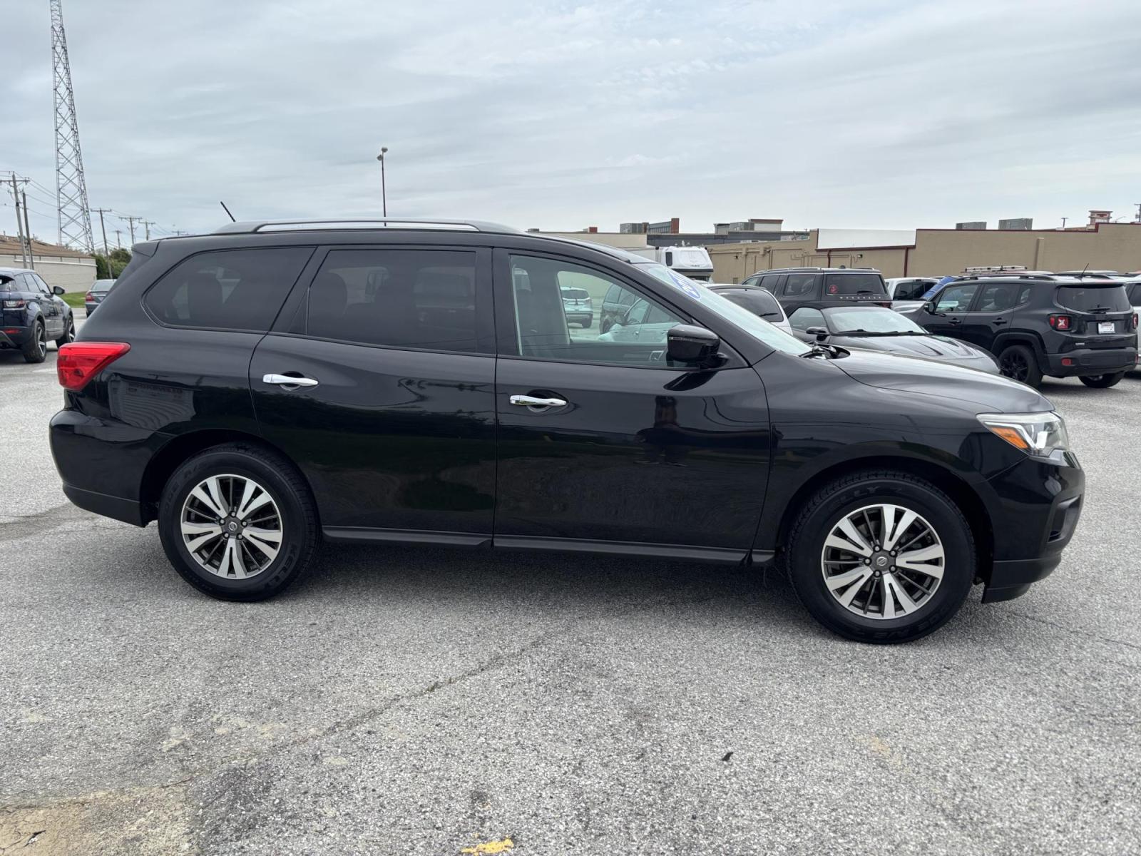 2017 BLACK /black Nissan Pathfinder Platinum 2WD (5N1DR2MN1HC) with an 3.5L V6 DOHC 24V engine, CVT transmission, located at 100 West Coliseum Boulevard, Fort Wayne, IN, 46805, (260) 471-0567, 41.119961, -85.140312 - Photo#3