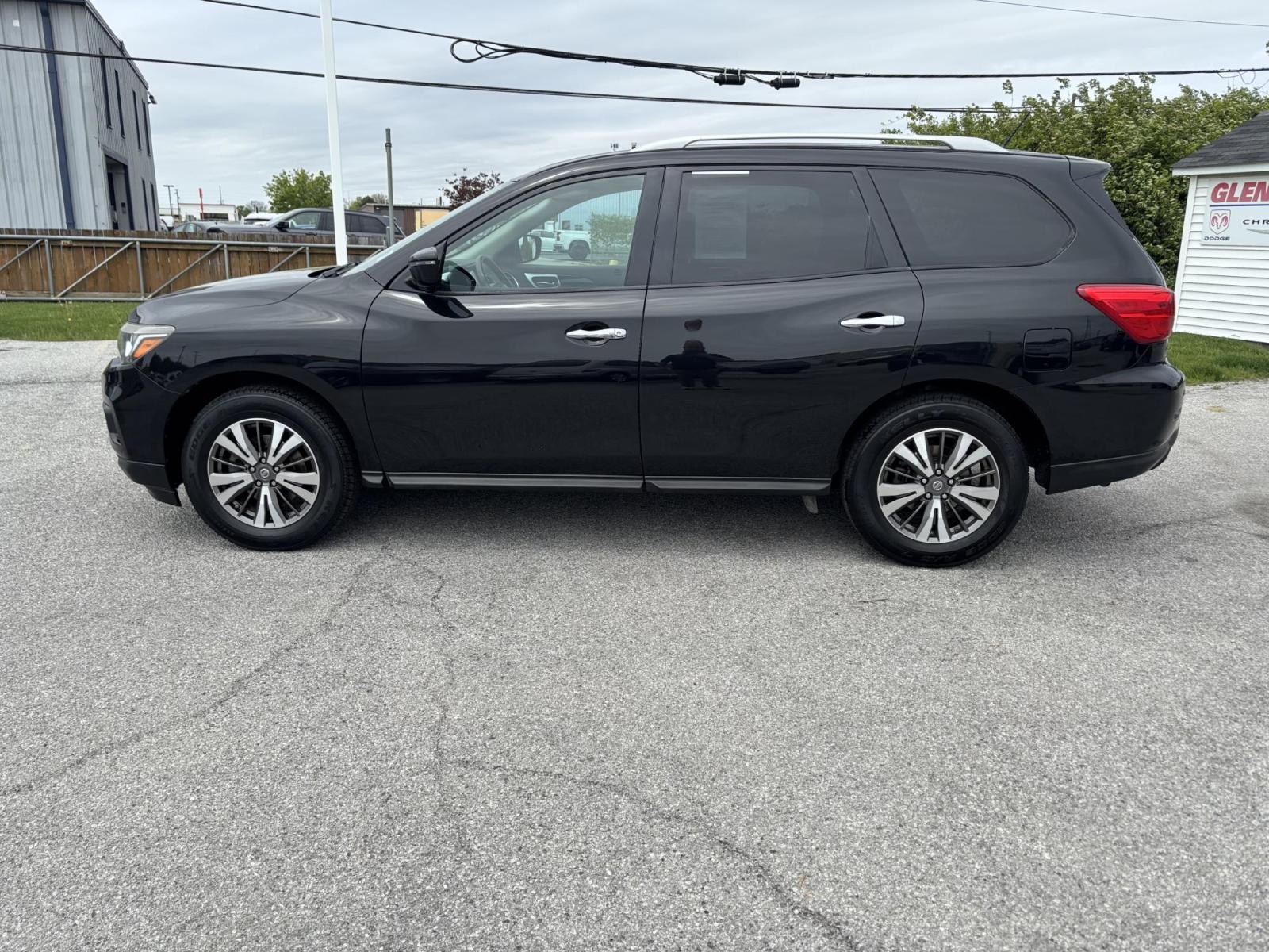 2017 BLACK /black Nissan Pathfinder Platinum 2WD (5N1DR2MN1HC) with an 3.5L V6 DOHC 24V engine, CVT transmission, located at 100 West Coliseum Boulevard, Fort Wayne, IN, 46805, (260) 471-0567, 41.119961, -85.140312 - Photo#7