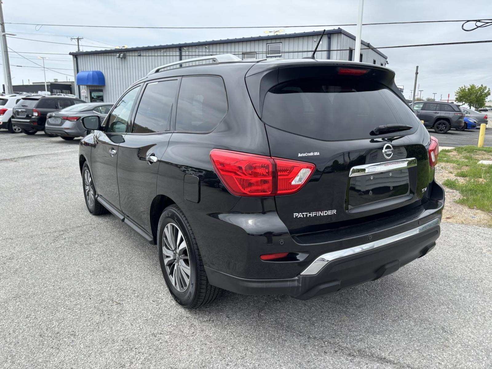 2017 BLACK /black Nissan Pathfinder Platinum 2WD (5N1DR2MN1HC) with an 3.5L V6 DOHC 24V engine, CVT transmission, located at 100 West Coliseum Boulevard, Fort Wayne, IN, 46805, (260) 471-0567, 41.119961, -85.140312 - Photo#6