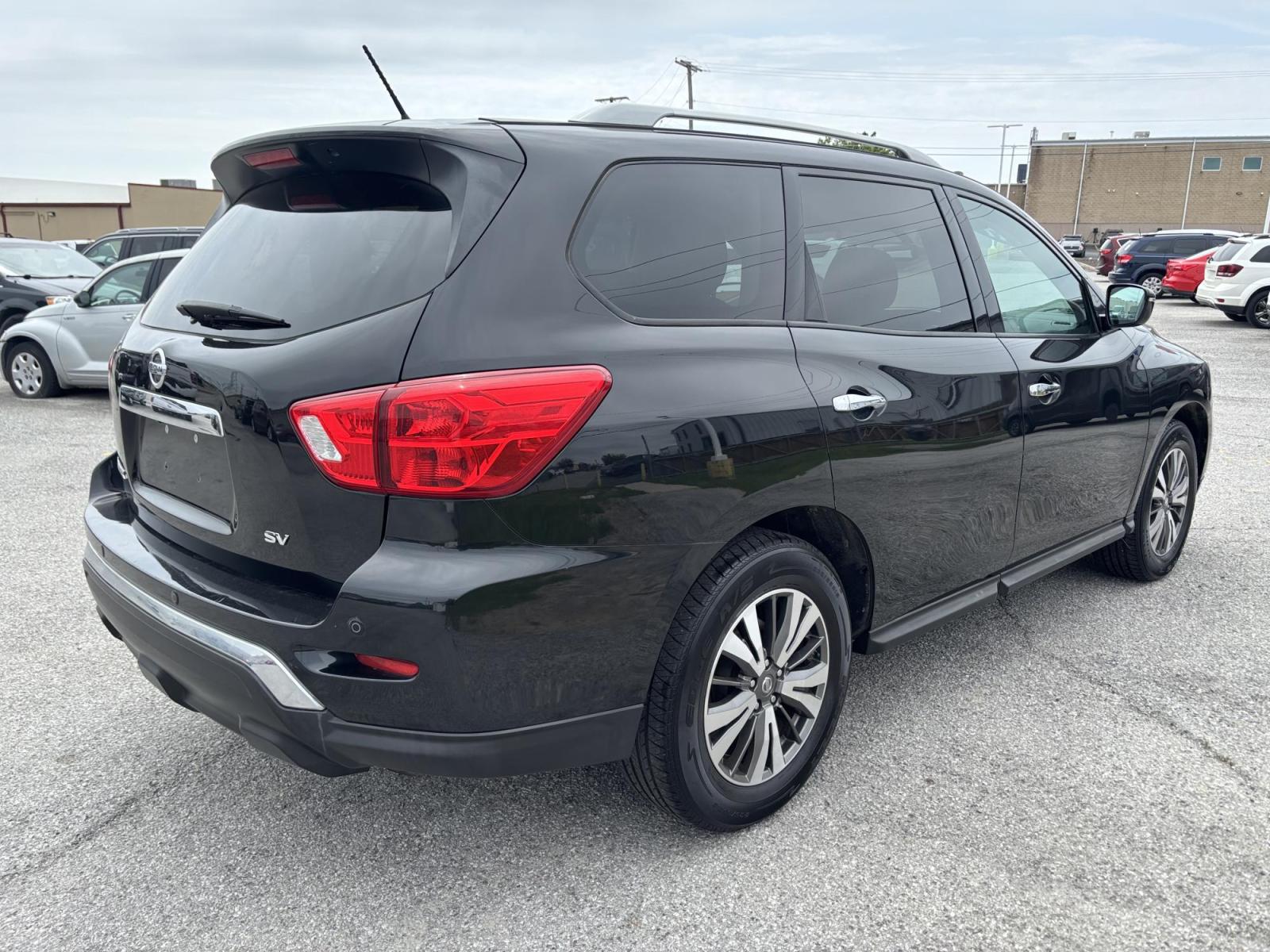 2017 BLACK /black Nissan Pathfinder Platinum 2WD (5N1DR2MN1HC) with an 3.5L V6 DOHC 24V engine, CVT transmission, located at 100 West Coliseum Boulevard, Fort Wayne, IN, 46805, (260) 471-0567, 41.119961, -85.140312 - Photo#4