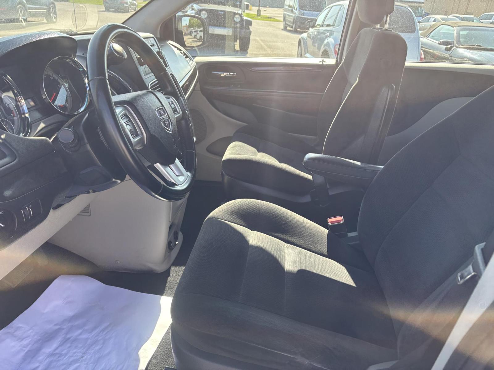 2016 BLUE /Black Dodge Grand Caravan SE (2C4RDGBGXGR) with an 3.6L V6 DOHC 24V engine, 6A transmission, located at 100 West Coliseum Boulevard, Fort Wayne, IN, 46805, (260) 471-0567, 41.119961, -85.140312 - Photo#5