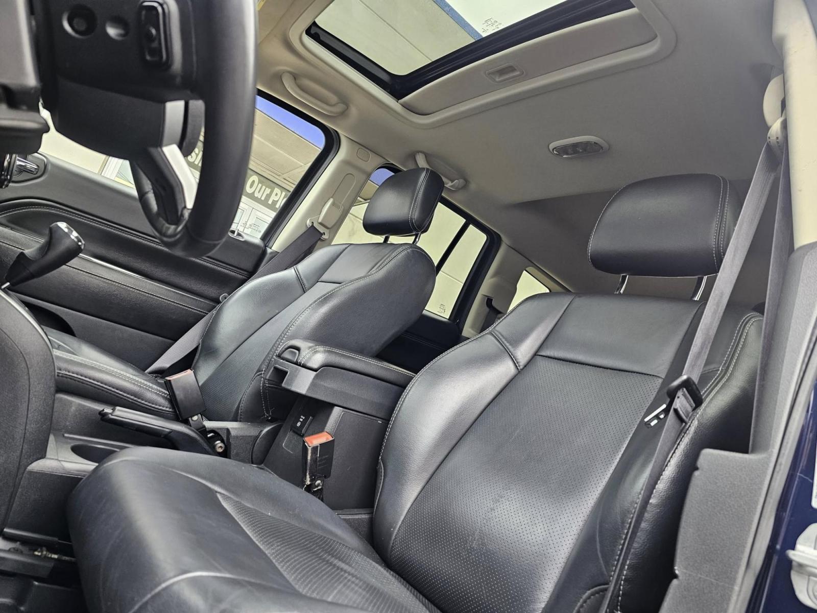 2016 BLUE /Black Jeep Compass Latitude 4WD (1C4NJDEB5GD) with an 2.4L L4 DOHC 16V engine, 6A transmission, located at 502 South Main Street, Columbia City, IN, 46725, (260) 244-4645, 41.151382, -85.490578 - Photo#5