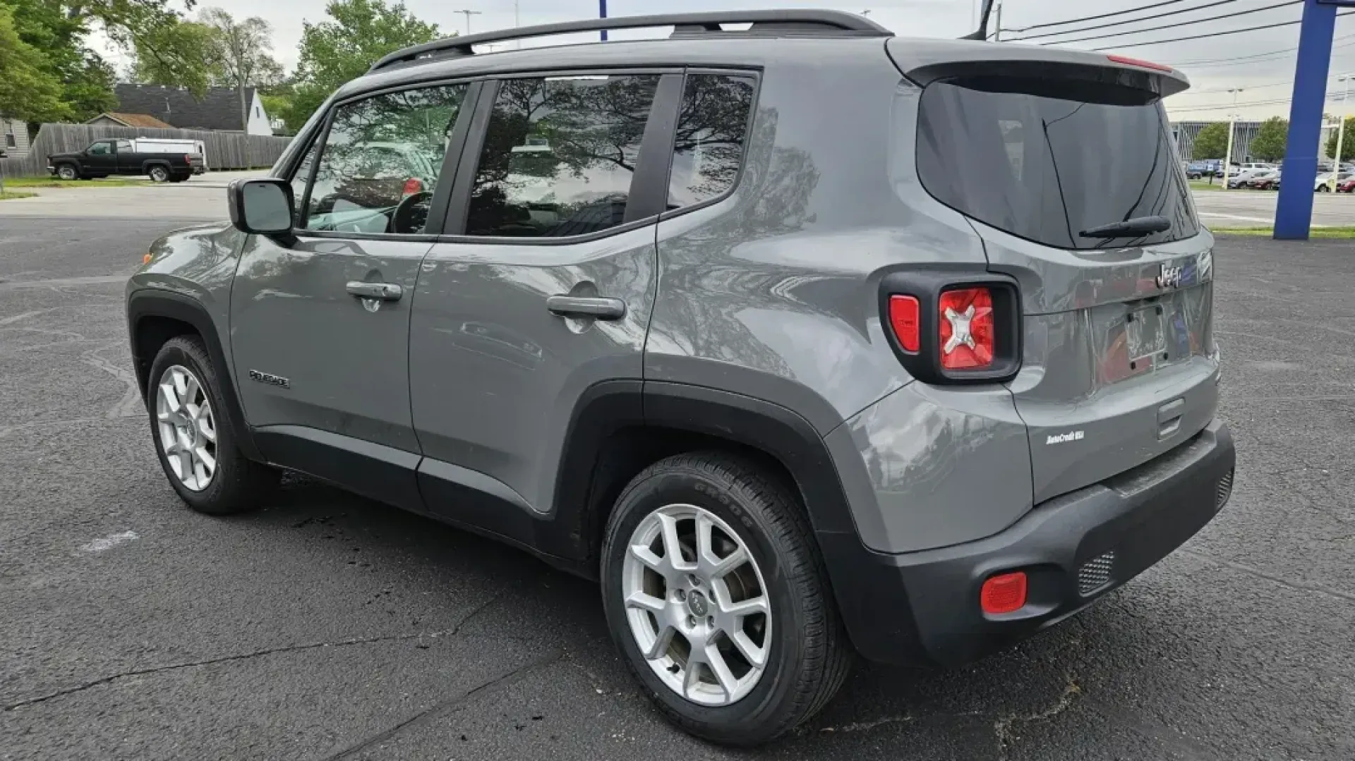2020 Jeep RENEGADE LATITUDE (ZACNJABB4LP) with an Other engine, located at 5744 Central Avenue, Toledo, OH, 43615, (419) 724-0130, 41.676781, -83.682137 - **Adventure Awaits with the 2020 Jeep Renegade Latitude: Your Next Journey Starts Here!**<br /> <br /> Are you ready to elevate your weekend getaways or daily commutes? The 2020 Jeep Renegade Latitude is the perfect companion for those who crave adventure and functionality in one stylish package. Wh - Photo#2