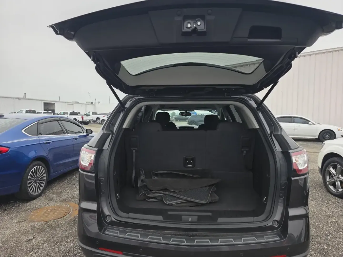 2015 Chevrolet TRAVERSE 1LT (1GNKRGKD2FJ) with an Other engine, located at 15 Petro Dr, Warsaw, IN, 46582, (574) 306-0055, 41.273563, -85.857544 - **Discover the Ideal Family Vehicle: 2015 Chevrolet Traverse 1LT at Auto Credit in Warsaw, IN**<br /> <br /> Are you searching for a family-friendly SUV that effortlessly combines comfort, space, and style? Look no further than the 2015 Chevrolet Traverse 1LT at Auto Credit, located conveniently at - Photo#9