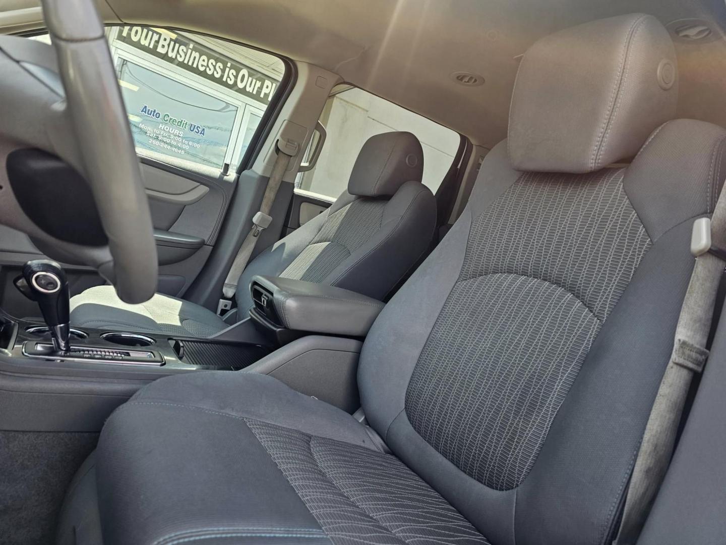 2016 WHITE Chevrolet TRAVERSE 1LT (1GNKVGKD2GJ) with an Other engine, located at 502 South Main Street, Columbia City, IN, 46725, (260) 244-4645, 41.151382, -85.490578 - 2016 Chevrolet TRAVERSE 1LT - Photo#6