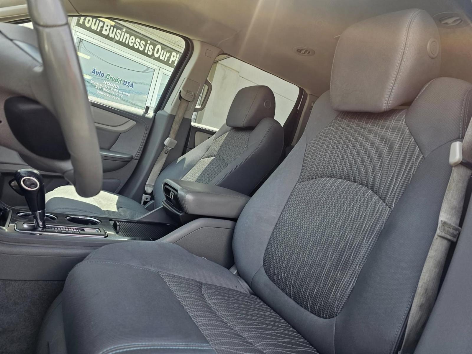 2016 WHITE Chevrolet TRAVERSE 1LT (1GNKVGKD2GJ) with an Other engine, located at 502 South Main Street, Columbia City, IN, 46725, (260) 244-4645, 41.151382, -85.490578 - 2016 Chevrolet TRAVERSE 1LT - Photo#6