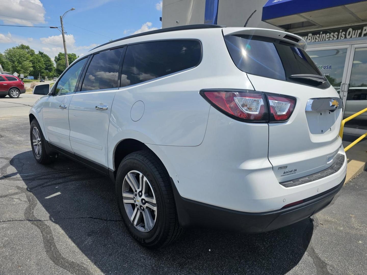 2016 WHITE Chevrolet TRAVERSE 1LT (1GNKVGKD2GJ) with an Other engine, located at 502 South Main Street, Columbia City, IN, 46725, (260) 244-4645, 41.151382, -85.490578 - 2016 Chevrolet TRAVERSE 1LT - Photo#3