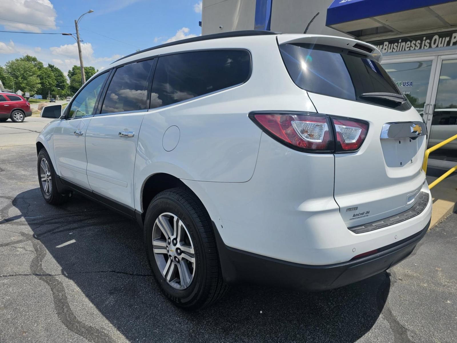 2016 WHITE Chevrolet TRAVERSE 1LT (1GNKVGKD2GJ) with an Other engine, located at 502 South Main Street, Columbia City, IN, 46725, (260) 244-4645, 41.151382, -85.490578 - 2016 Chevrolet TRAVERSE 1LT - Photo#3