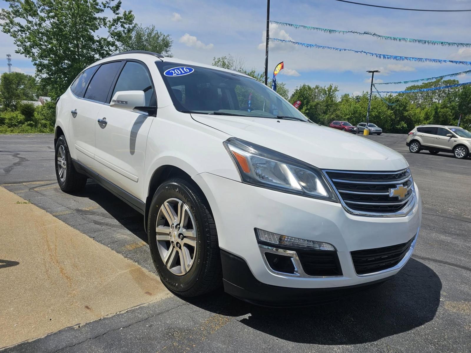 2016 WHITE Chevrolet TRAVERSE 1LT (1GNKVGKD2GJ) with an Other engine, located at 502 South Main Street, Columbia City, IN, 46725, (260) 244-4645, 41.151382, -85.490578 - 2016 Chevrolet TRAVERSE 1LT - Photo#1