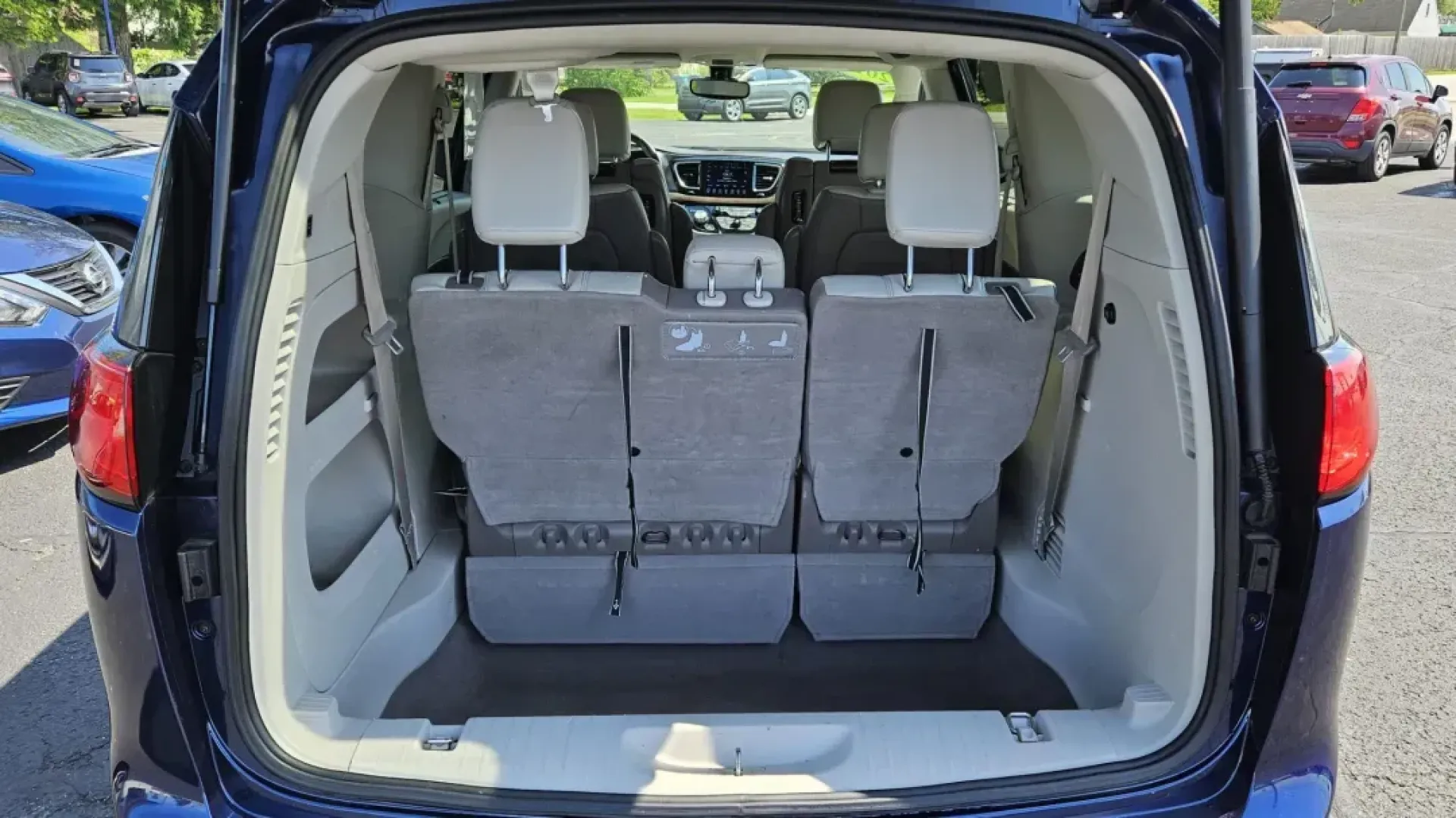 2017 Chrysler PACIFICA TOURING L P (2C4RC1EG1HR) with an Other engine, located at 5744 Central Avenue, Toledo, OH, 43615, (419) 724-0130, 41.676781, -83.682137 - 2017 Chrysler PACIFICA TOURING L P - Photo#4
