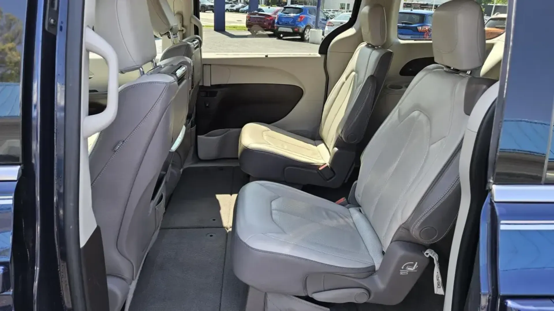 2017 Chrysler PACIFICA TOURING L P (2C4RC1EG1HR) with an Other engine, located at 5744 Central Avenue, Toledo, OH, 43615, (419) 724-0130, 41.676781, -83.682137 - 2017 Chrysler PACIFICA TOURING L P - Photo#9