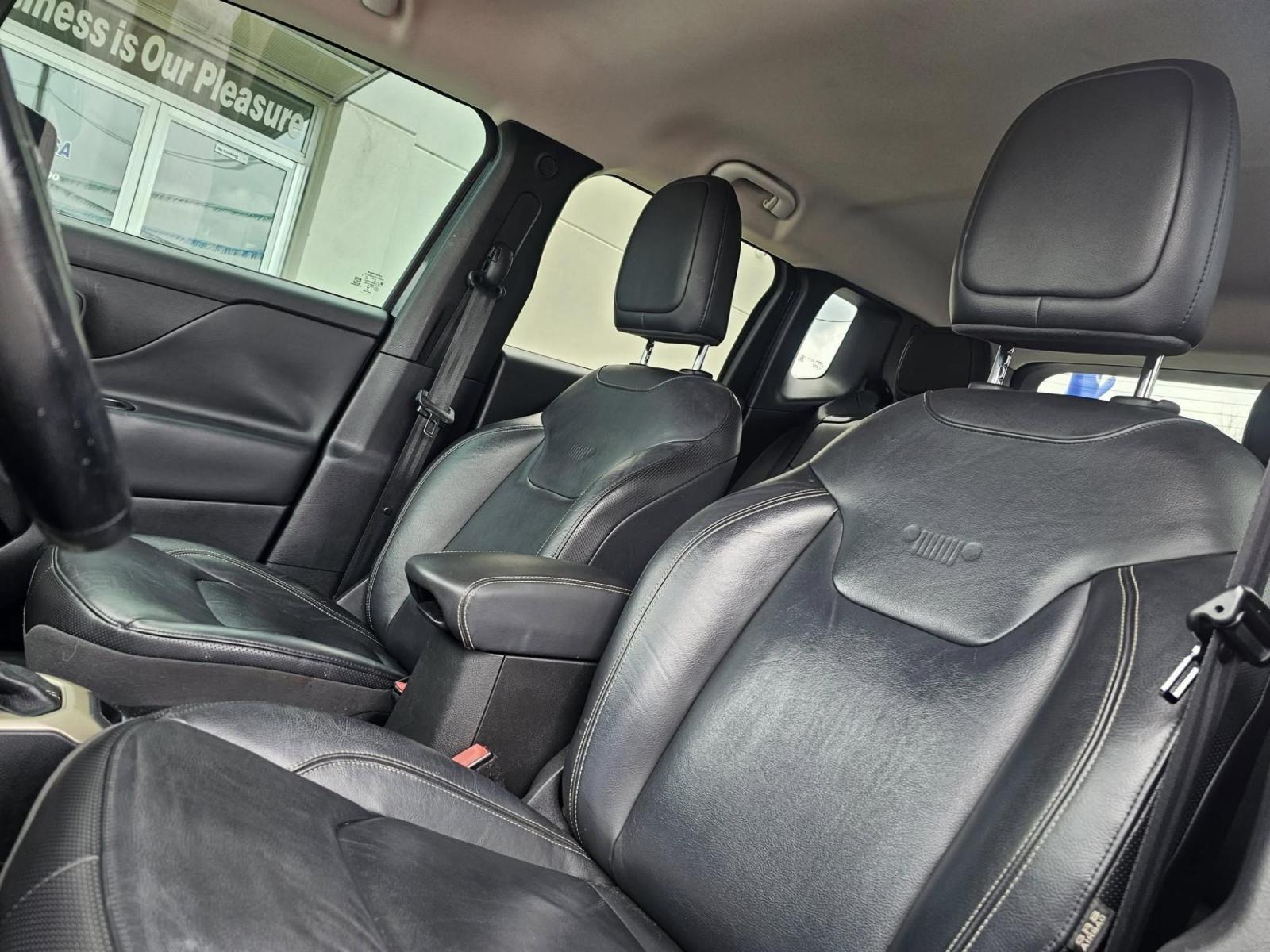 2017 BLACK Jeep Renegade (ZACCJADBXHP) with an Other engine, located at 502 South Main Street, Columbia City, IN, 46725, (260) 244-4645, 41.151382, -85.490578 - **Adventure Awaits with the 2017 Jeep Renegade Perfect for Columbia City Explorers!**<br /> <br /> Are you ready to tackle the open road or navigate Columbia City's charming streets with confidence? Look no further than this 2017 Jeep Renegade, a versatile crossover that's tailor-made for both week - Photo#5