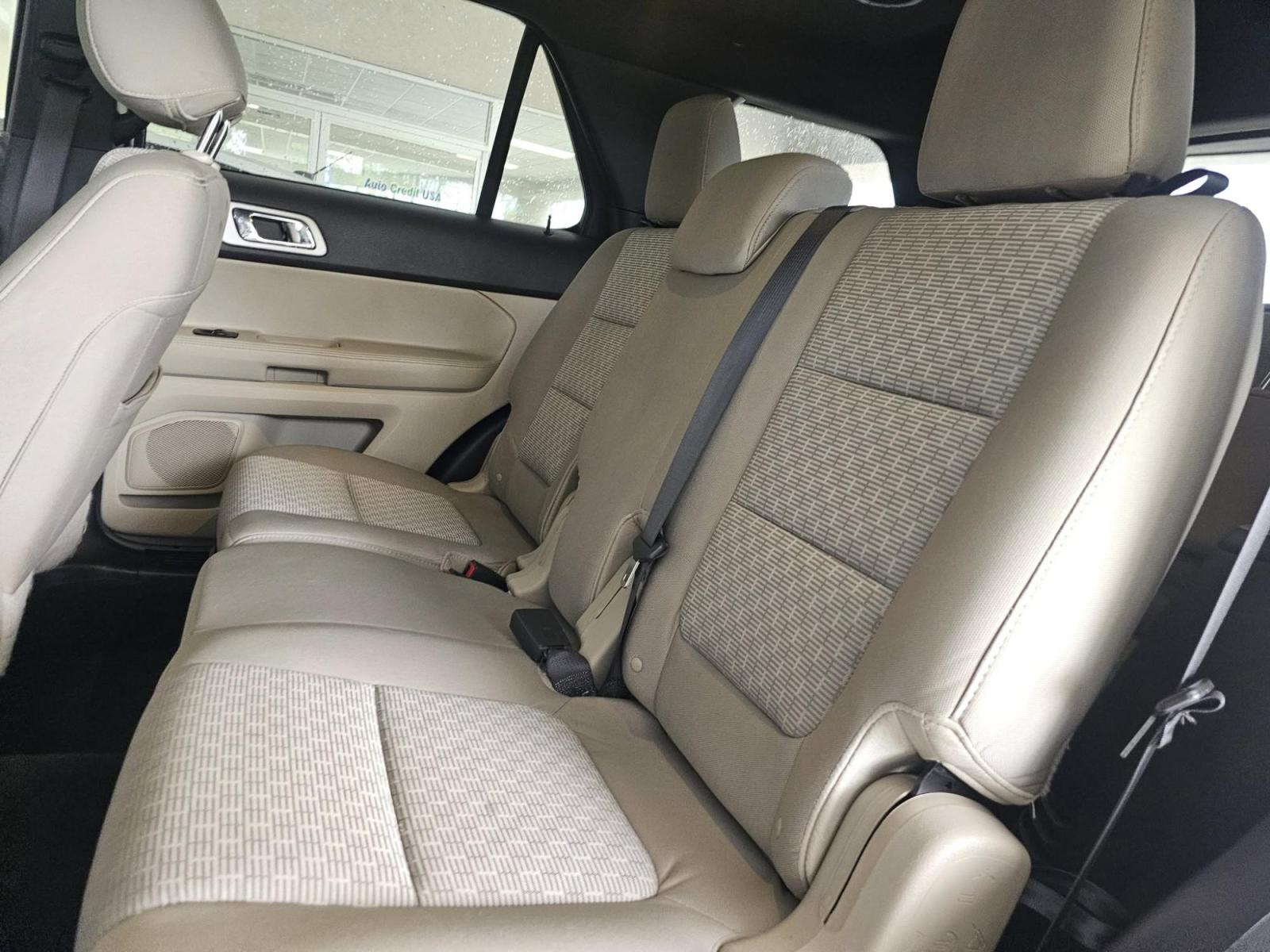 2015 GREEN /GREY Ford Explorer XLT FWD (1FM5K7D86FG) with an 3.5L V6 DOHC 24V engine, 6-Speed Automatic transmission, located at 502 South Main Street, Columbia City, IN, 46725, (260) 244-4645, 41.151382, -85.490578 - Photo#5