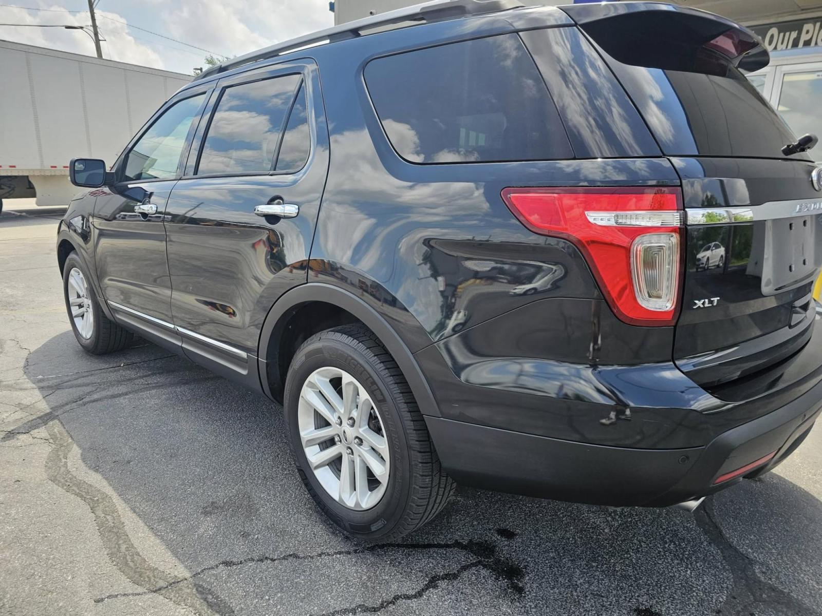 2015 GREEN /GREY Ford Explorer XLT FWD (1FM5K7D86FG) with an 3.5L V6 DOHC 24V engine, 6-Speed Automatic transmission, located at 502 South Main Street, Columbia City, IN, 46725, (260) 244-4645, 41.151382, -85.490578 - Photo#3