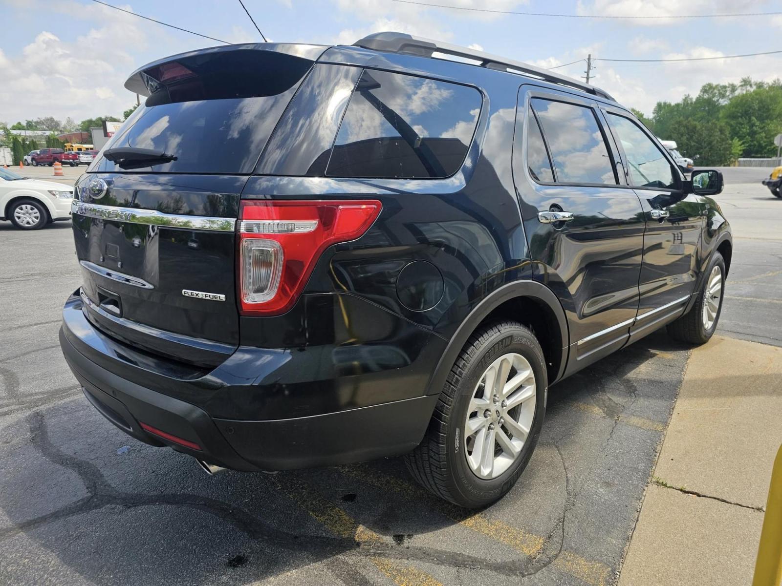 2015 GREEN /GREY Ford Explorer XLT FWD (1FM5K7D86FG) with an 3.5L V6 DOHC 24V engine, 6-Speed Automatic transmission, located at 502 South Main Street, Columbia City, IN, 46725, (260) 244-4645, 41.151382, -85.490578 - Photo#2