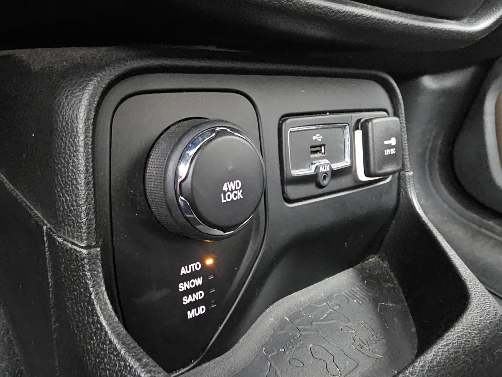 2016 BLACK /BLACK Jeep Renegade Latitude 4WD (ZACCJBBT4GP) with an 2.4L L4 DOHC 16V engine, 6M transmission, located at 502 South Main Street, Columbia City, IN, 46725, (260) 244-4645, 41.151382, -85.490578 - Photo#9