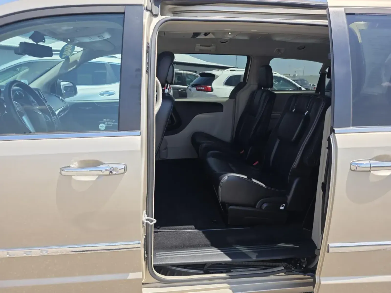 2016 Chrysler TOWN and COUNTRY TOURI (2C4RC1BG4GR) with an Other engine, located at 15 Petro Dr, Warsaw, IN, 46582, (574) 306-0055, 41.273563, -85.857544 - **Discover Your Next Adventure with the 2016 Chrysler Town and Country Touring! Perfect for Families and Road Trips!**<br /> <br /> Are you a growing family in need of a spacious and reliable vehicle? Or perhaps you're searching for the perfect ride for weekend getaways? Look no further! The 2016 - Photo#5