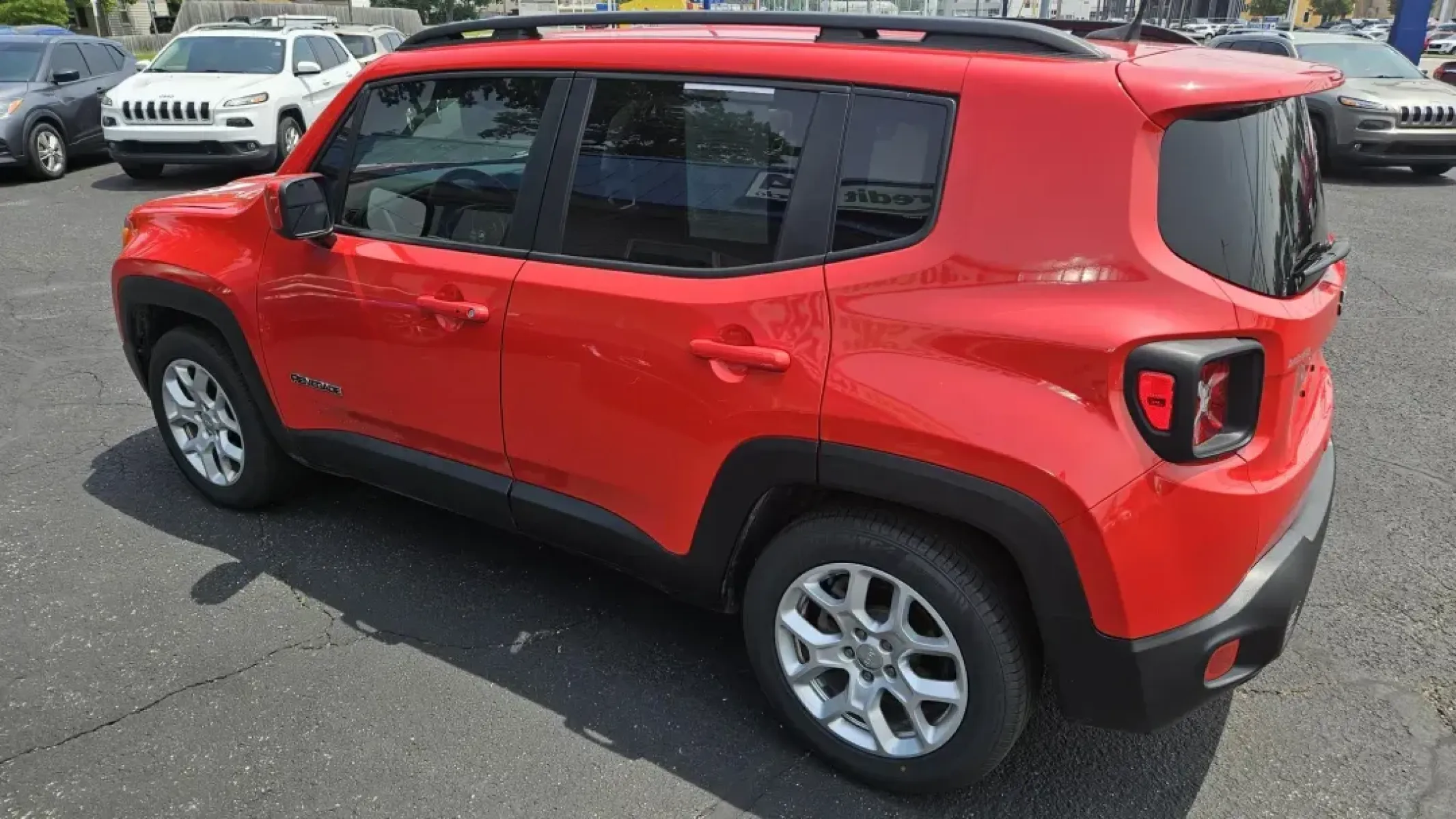 2018 Jeep RENEGADE LATITUDE (ZACCJABB9JP) with an Other engine, located at 5744 Central Avenue, Toledo, OH, 43615, (419) 724-0130, 41.676781, -83.682137 - **Unleash Your Adventurous Spirit with a 2018 Jeep Renegade Latitude! Perfect for Weekend Explorations!**<br /> <br /> Are you ready to elevate your weekend adventures and weekday commutes? Look no further than the striking 2018 Jeep Renegade Latitude, available now at Auto Credit in Toledo, OH! Thi - Photo#2