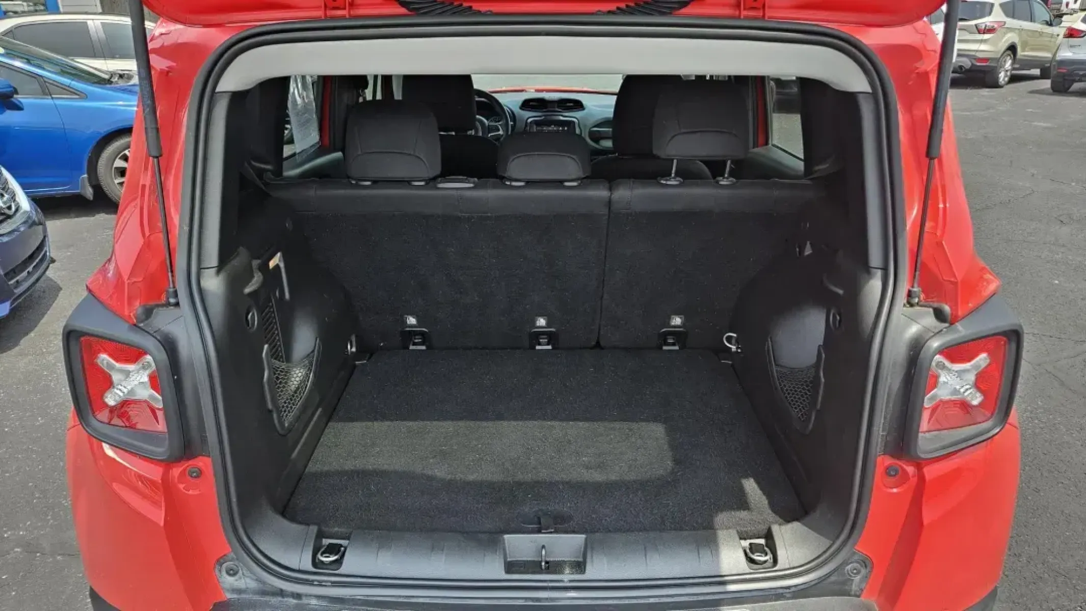 2018 Jeep RENEGADE LATITUDE (ZACCJABB9JP) with an Other engine, located at 5744 Central Avenue, Toledo, OH, 43615, (419) 724-0130, 41.676781, -83.682137 - **Unleash Your Adventurous Spirit with a 2018 Jeep Renegade Latitude! Perfect for Weekend Explorations!**<br /> <br /> Are you ready to elevate your weekend adventures and weekday commutes? Look no further than the striking 2018 Jeep Renegade Latitude, available now at Auto Credit in Toledo, OH! Thi - Photo#4