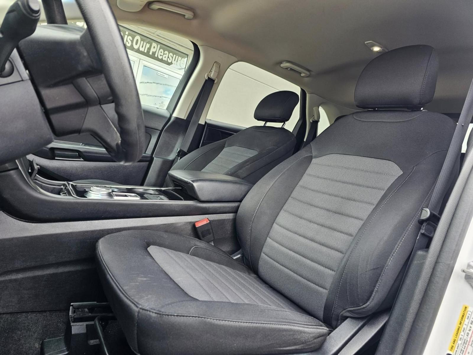 2019 WHITE /BLACK Ford Edge SE FWD (2FMPK3G92KB) with an 2.0L L4 DOHC 16V engine, 6A transmission, located at 502 South Main Street, Columbia City, IN, 46725, (260) 244-4645, 41.151382, -85.490578 - Photo#5