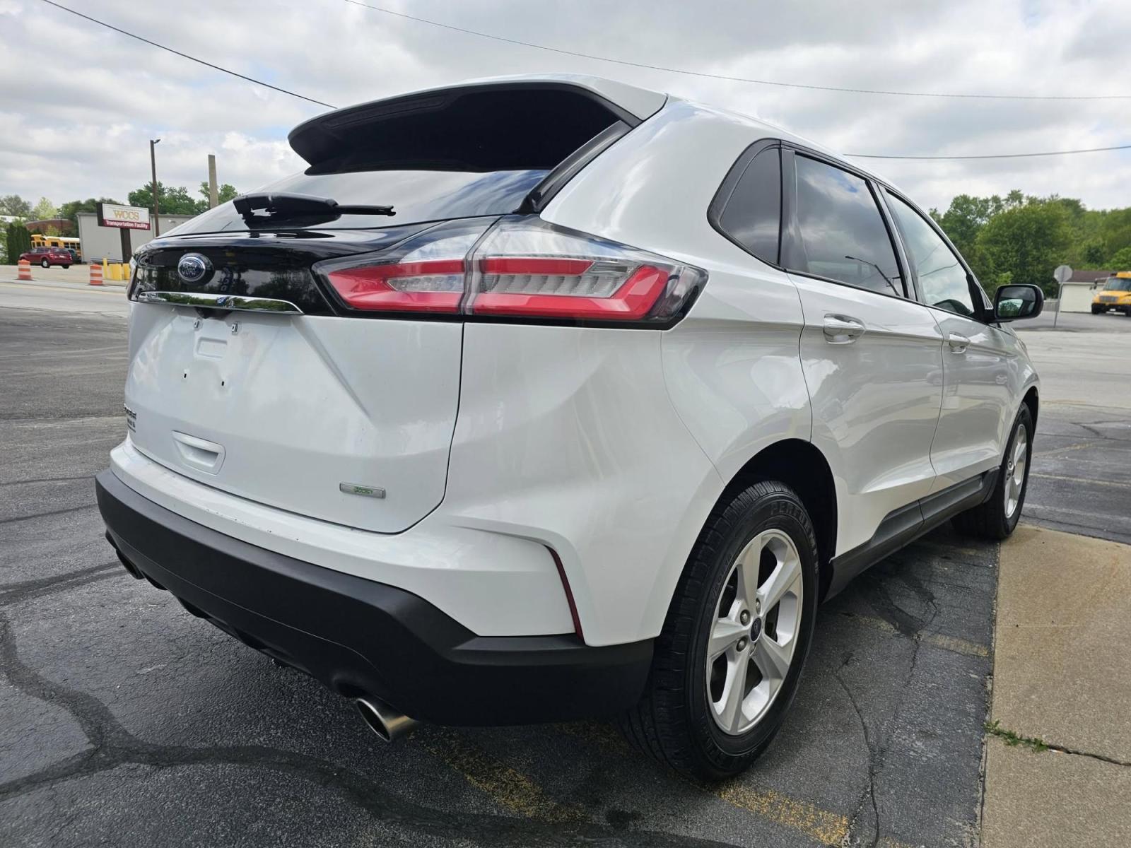 2019 WHITE /BLACK Ford Edge SE FWD (2FMPK3G92KB) with an 2.0L L4 DOHC 16V engine, 6A transmission, located at 502 South Main Street, Columbia City, IN, 46725, (260) 244-4645, 41.151382, -85.490578 - Photo#2