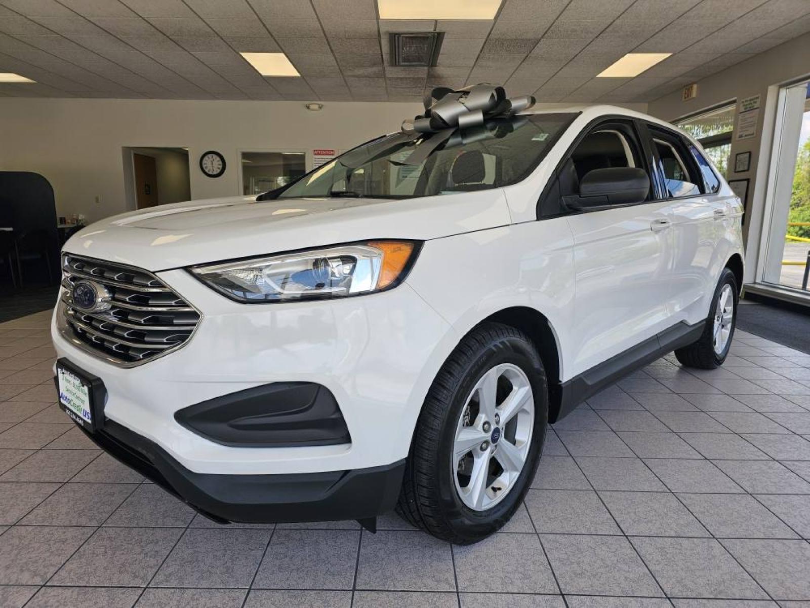 2019 WHITE /BLACK Ford Edge SE FWD (2FMPK3G92KB) with an 2.0L L4 DOHC 16V engine, 6A transmission, located at 502 South Main Street, Columbia City, IN, 46725, (260) 244-4645, 41.151382, -85.490578 - Photo#0