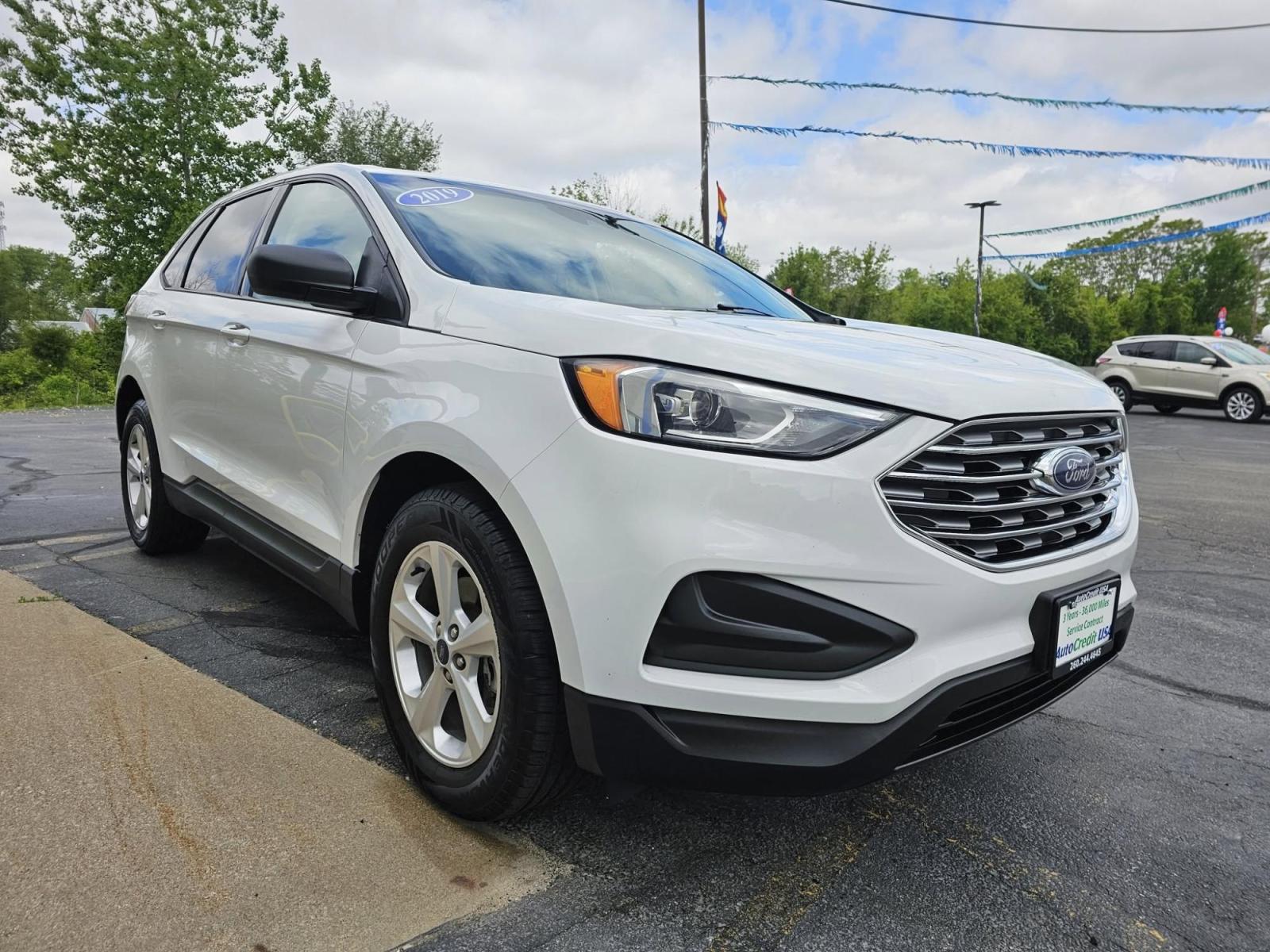 2019 WHITE /BLACK Ford Edge SE FWD (2FMPK3G92KB) with an 2.0L L4 DOHC 16V engine, 6A transmission, located at 502 South Main Street, Columbia City, IN, 46725, (260) 244-4645, 41.151382, -85.490578 - Photo#1